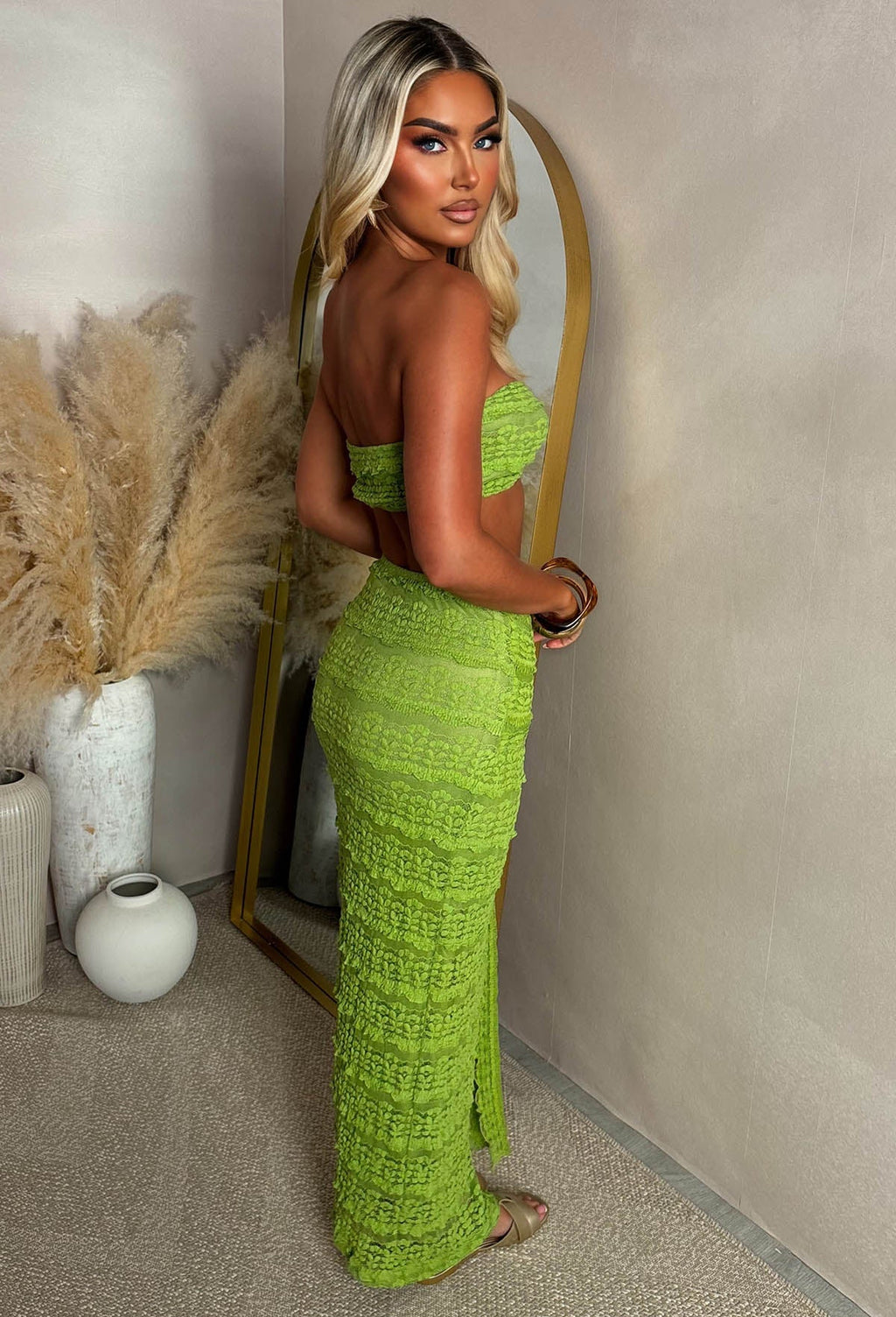 Conjunto Verde Oliva Texturizado con Falda Maxi y Detalles Dorados