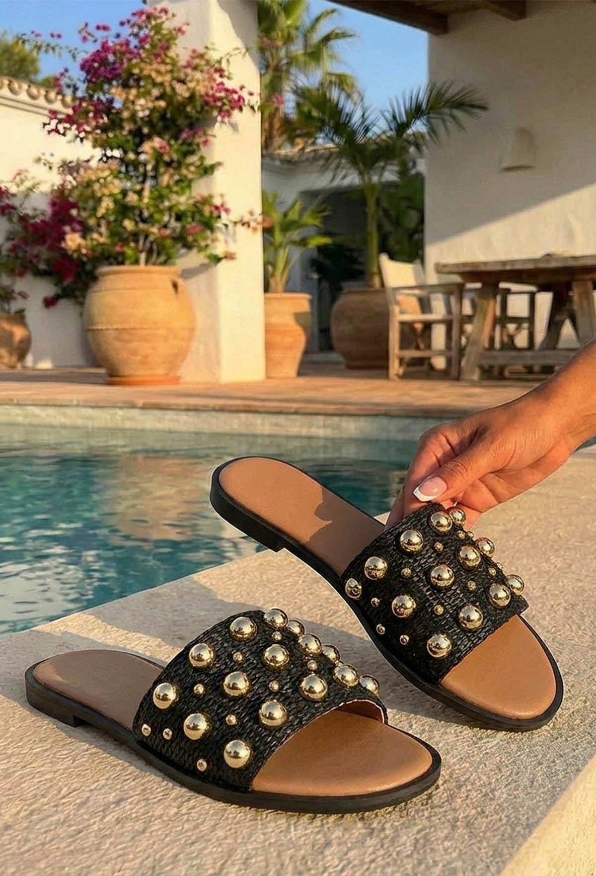 Sandalias Studded Daydream Negras de Raffia con Tachuelas Doradas