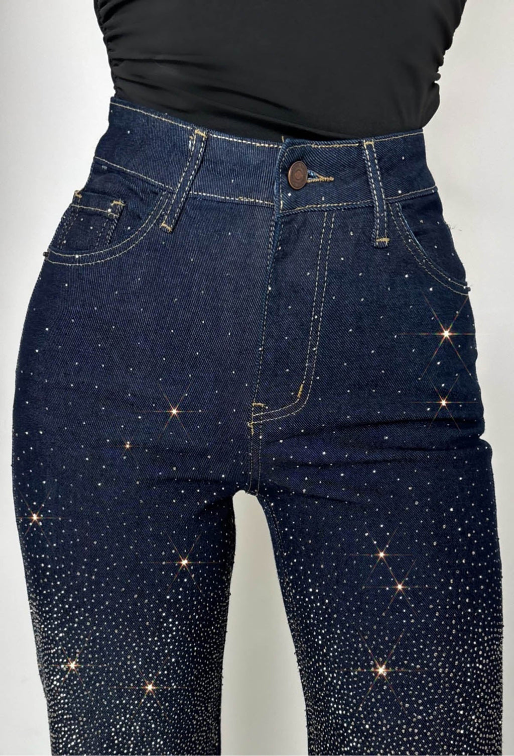 Too Hot To Handle: Jeans rectos de lavado oscuro con elastano y hotfix