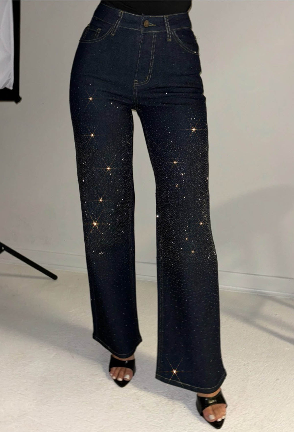 Too Hot To Handle: Jeans rectos de lavado oscuro con elastano y hotfix