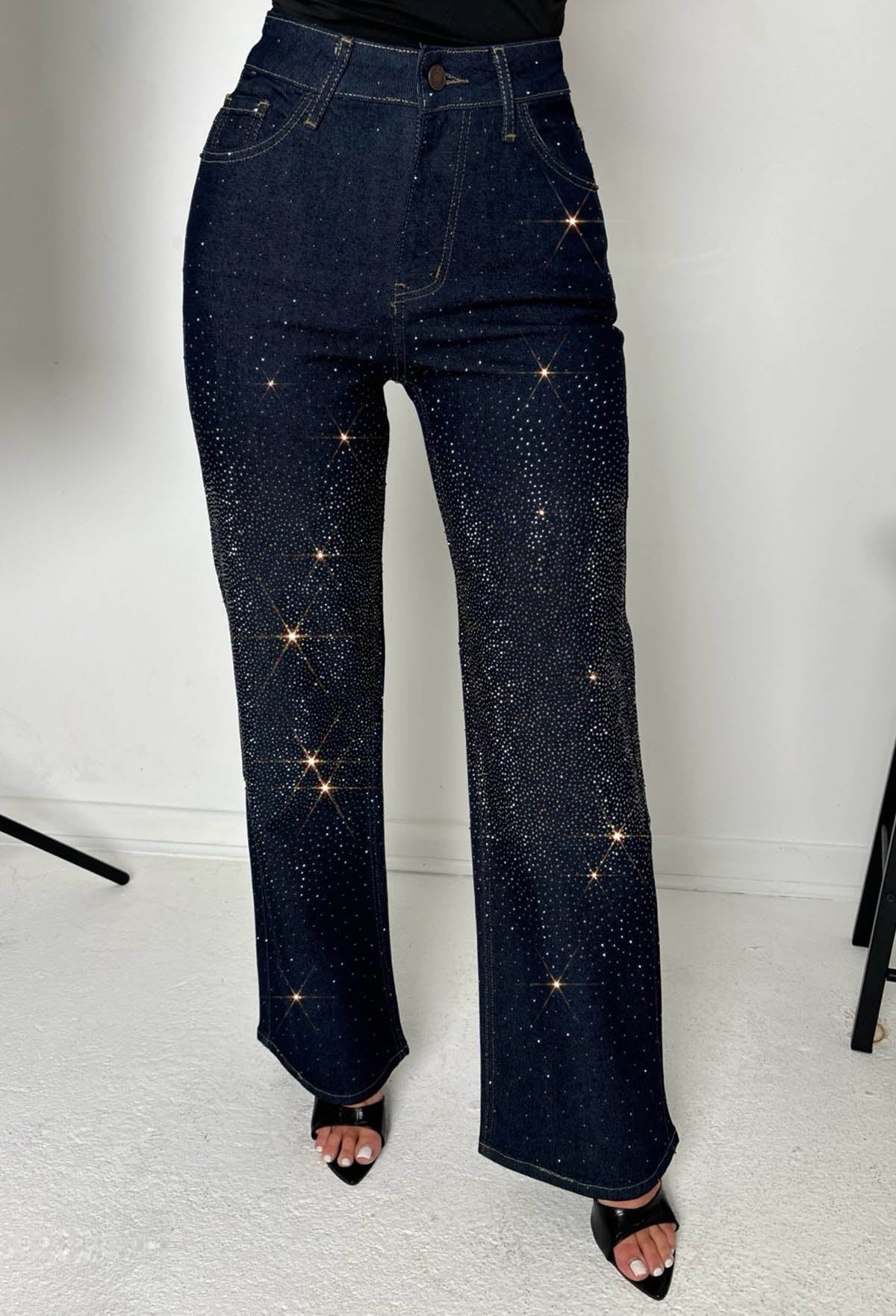 Too Hot To Handle: Jeans rectos de lavado oscuro con elastano y hotfix