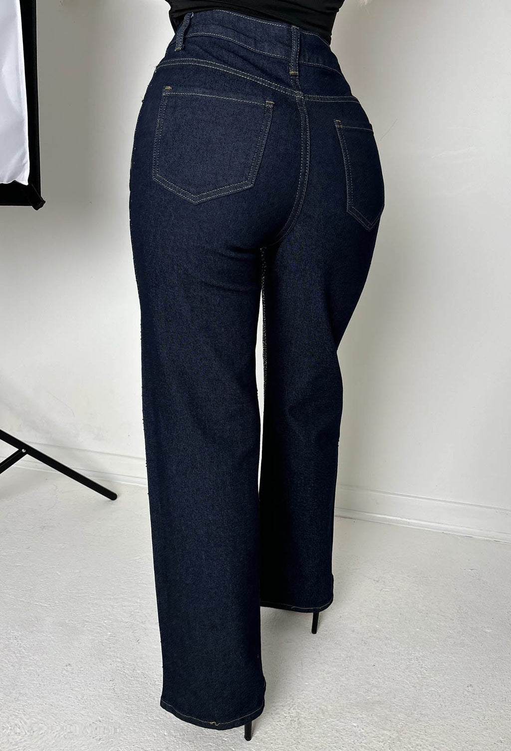Too Hot To Handle: Jeans rectos de lavado oscuro con elastano y hotfix