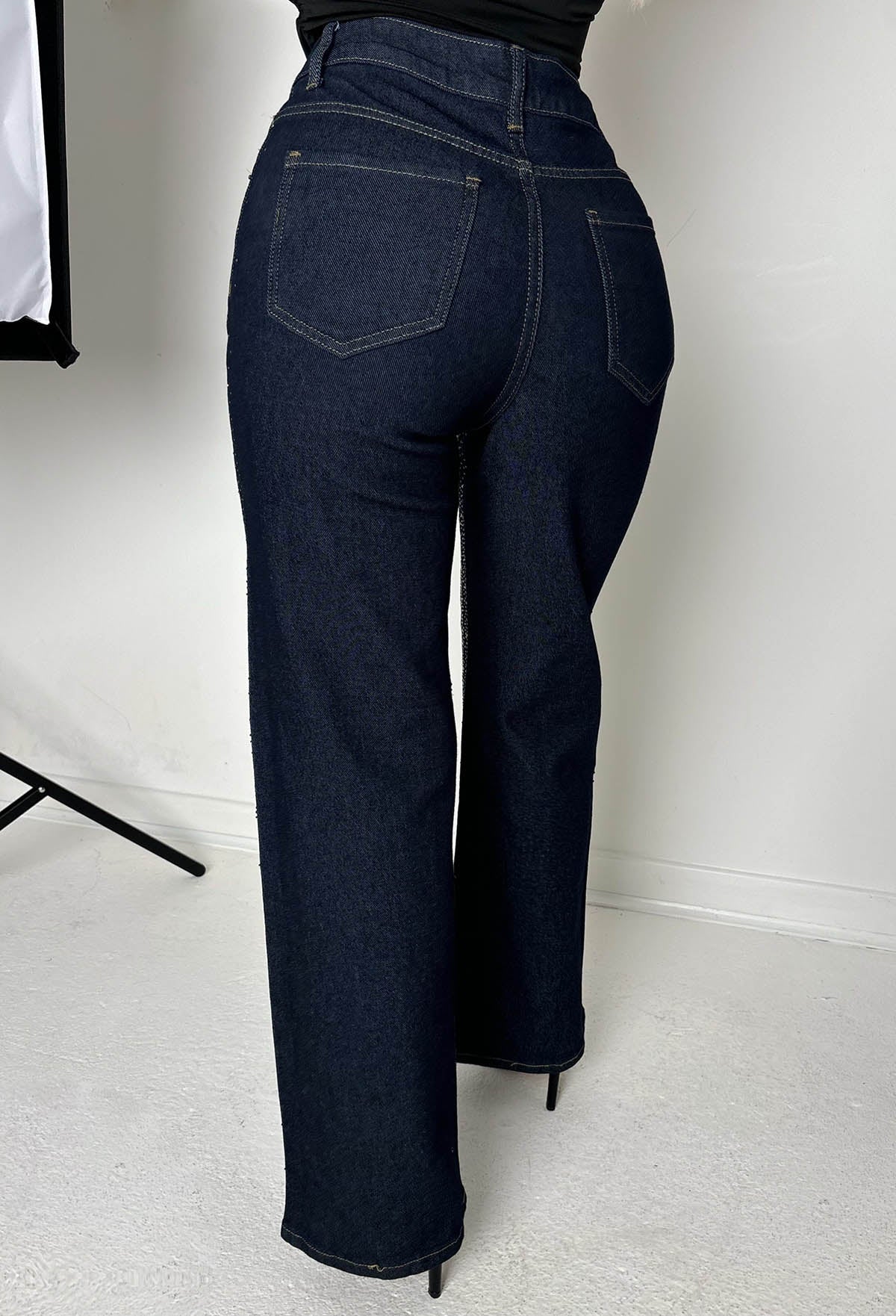 Too Hot To Handle: Jeans rectos de lavado oscuro con elastano y hotfix