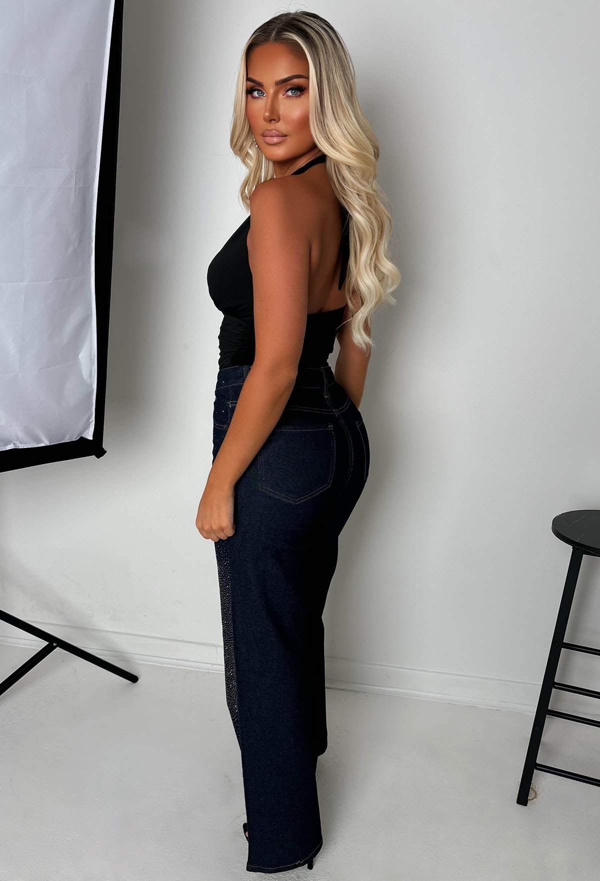 Too Hot To Handle: Jeans rectos de lavado oscuro con elastano y hotfix