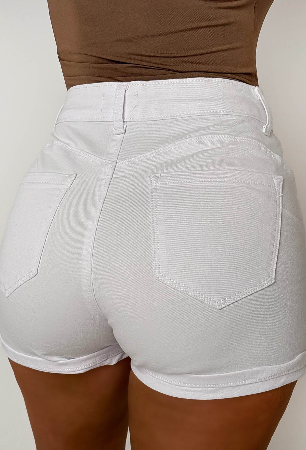 Shorts de Mezclilla Blanca con Dobladillo Doblado y Efecto Reafirmante