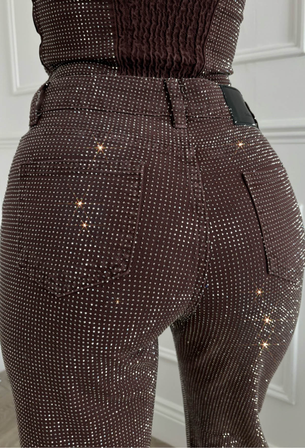 Jeans marrón de pierna recta con elastano y brillo diamante